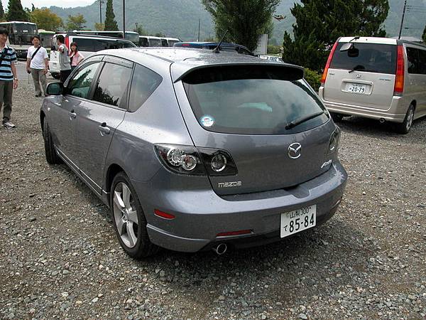 Mazda3車尾(頗有Lexus RX300的樣子)