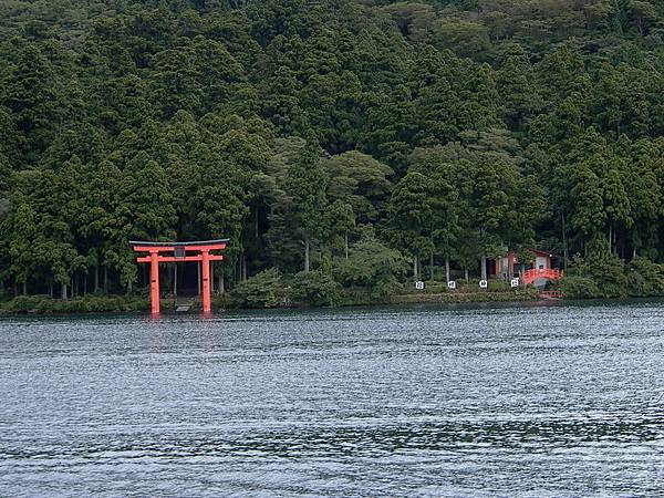 鳥居(箱根湖畔)