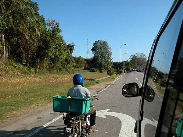 可以騎機車上去的高速公路（偶爾還可以見到逆向的呢～炫）