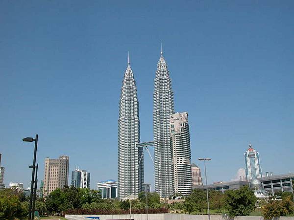 馬來西亞國油雙塔（Petronas Twin Tower）.....兩棟分別由日本及韓國建造.....