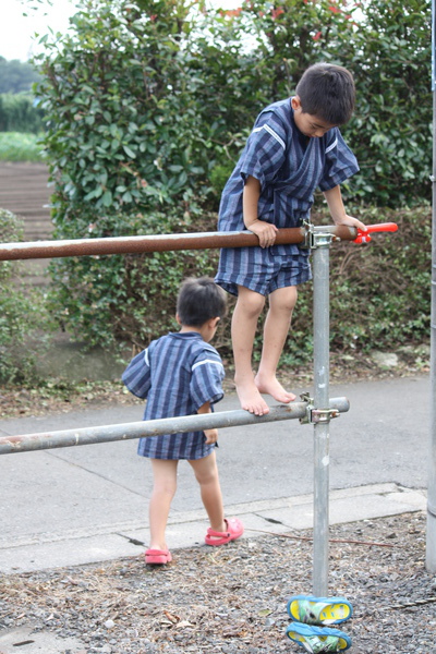 去お祭り前,兄弟倆在門口玩