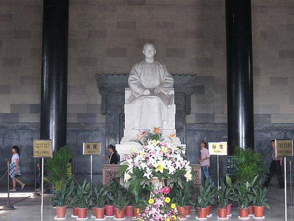 Sun_Yat-sen_statue_of_the_Sun_Yat-sen_Mausoleum (1).jpg