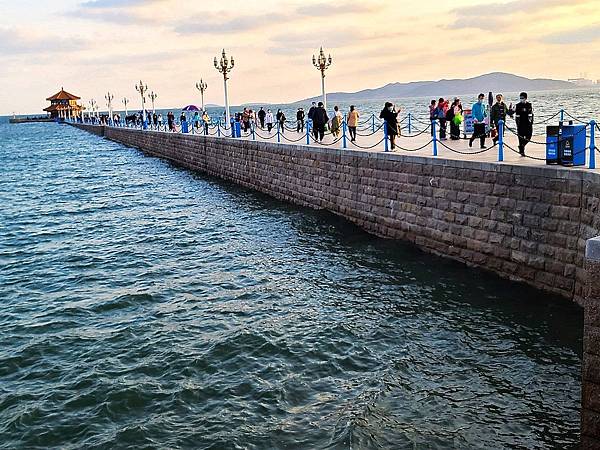 青島棧橋海邊吹風