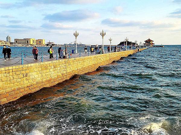 青島棧橋海邊吹風