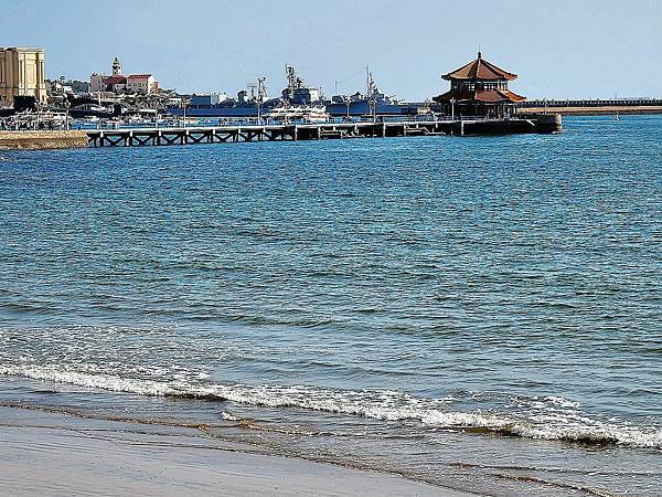 青島棧橋海邊吹風