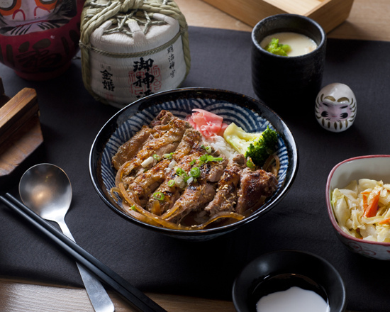 咕嚕咕嚕日式料理餐廳_香烤雞腿丼_550x440.jpg