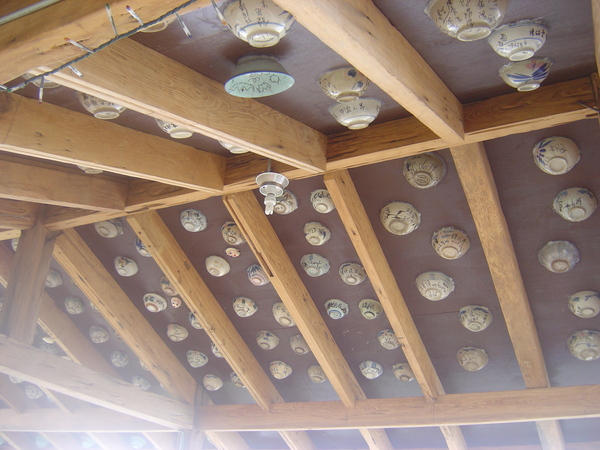 外面庭院的天花板黏滿了碗公～不知啥意思？