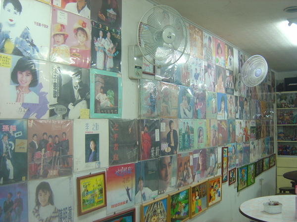 店內牆壁貼滿了以前的明星唱片～
