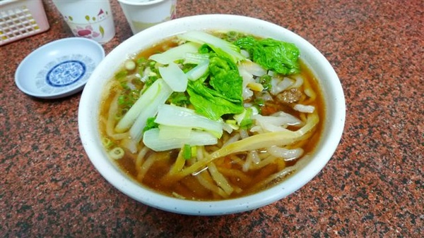 怎麼會有人來這種北方小館點榨菜肉絲乾麵?