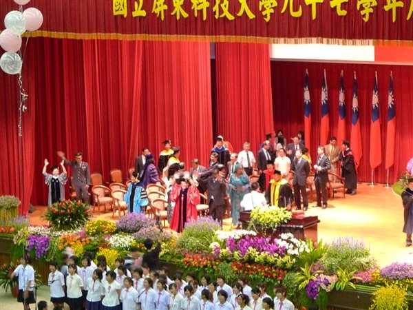 台上來賓揮手道再見