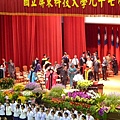 台上來賓揮手道再見