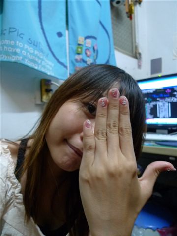 才兩天亮片都掉一半了!!!我真的不適合做這種美指甲!!!