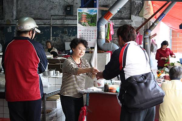 親切的老闆娘   你看得出來他已經年過60歲了嗎 ^^"