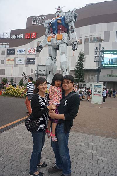 請路人幫我們拍一張留紀念...