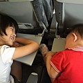 兩個孩子在飛機上表現很好...乖