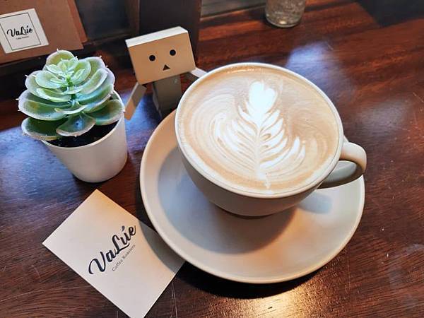 啡鎏value Cafe ㄈㄟㄌ一ㄡˊ 南區大慶車站附近低調的咖啡小店 店內氣氛悠閒拿鐵好喝 宅愛吃的日記