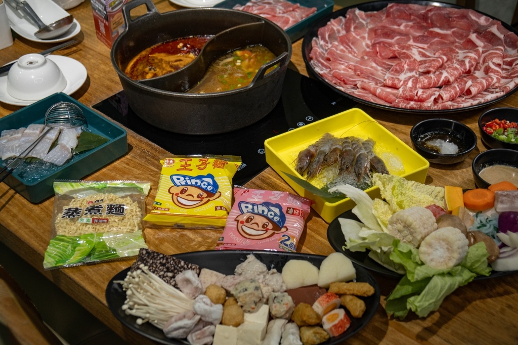 【肉多多火鍋台南新光中山店】好肉雙人餐必點!爆炒石頭湯+川府 【肉多多火鍋台南新光中山店】好肉雙人餐必點!爆炒石頭湯+川府