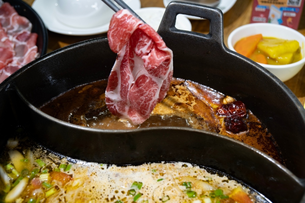 【肉多多火鍋台南新光中山店】好肉雙人餐必點!爆炒石頭湯+川府 【肉多多火鍋台南新光中山店】好肉雙人餐必點!爆炒石頭湯+川府