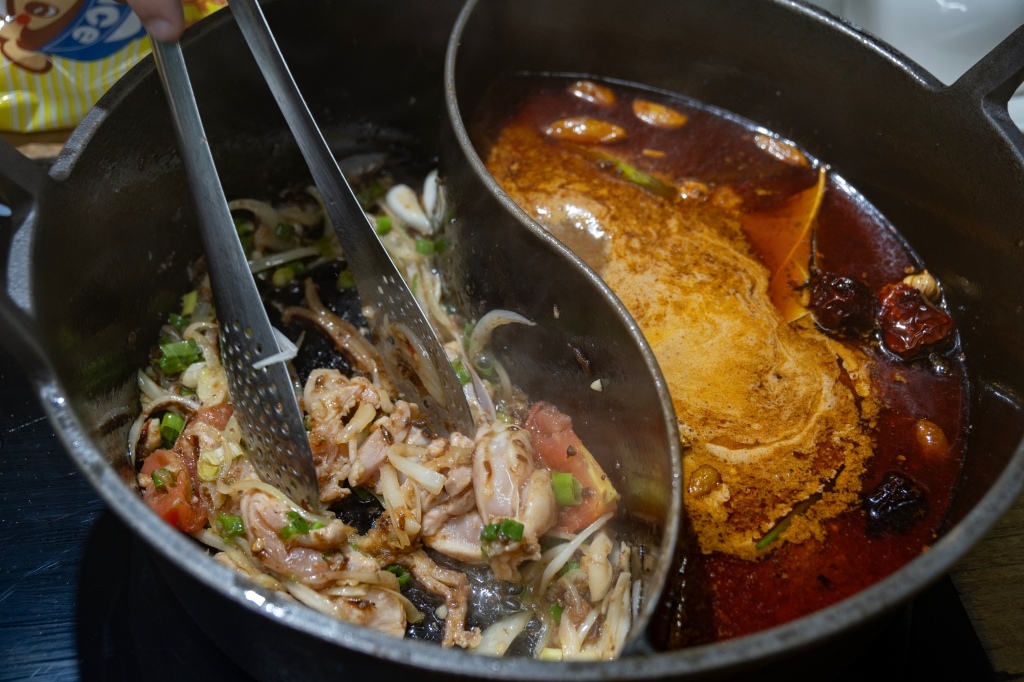 【肉多多火鍋台南新光中山店】好肉雙人餐必點!爆炒石頭湯+川府 【肉多多火鍋台南新光中山店】好肉雙人餐必點!爆炒石頭湯+川府