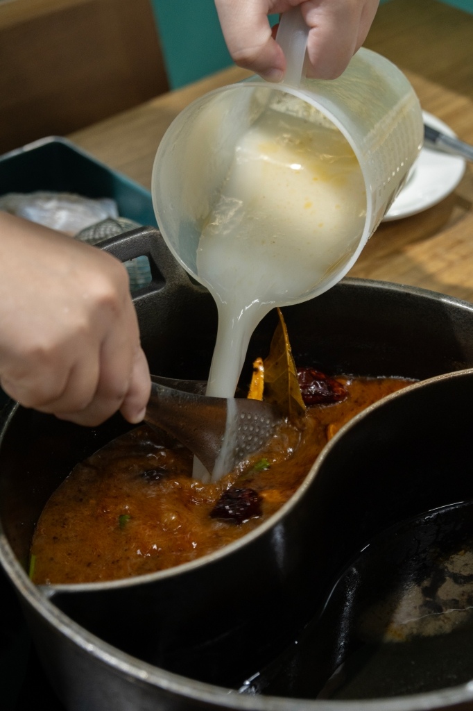 【肉多多火鍋台南新光中山店】好肉雙人餐必點!爆炒石頭湯+川府 【肉多多火鍋台南新光中山店】好肉雙人餐必點!爆炒石頭湯+川府