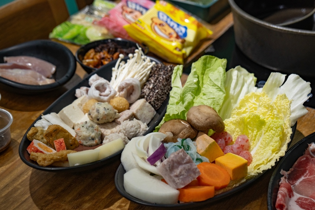 【肉多多火鍋台南新光中山店】好肉雙人餐必點!爆炒石頭湯+川府 【肉多多火鍋台南新光中山店】好肉雙人餐必點!爆炒石頭湯+川府