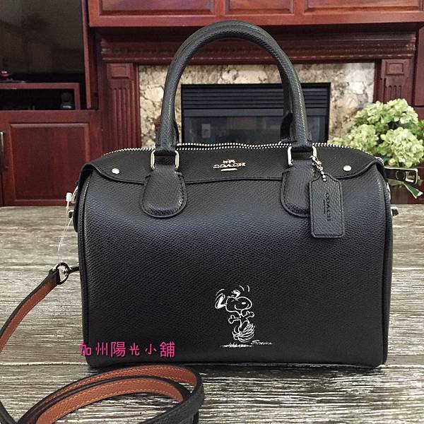 COACH 史奴比限量 防刮PVC皮革斜背/手提兩用小波士頓包 NT6580 COACH 史奴比限量 防刮PVC皮革斜背/手提兩用小波士頓包 NT6580