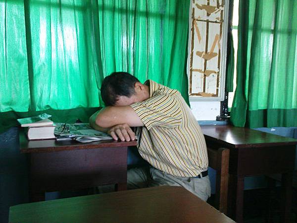 老師帶頭.....睡覺