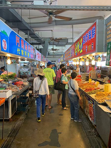 ▲午餐來到大溪漁港吃海鮮，兩層樓美食區攤商林立。（圖／歡迎光臨，東宅 Vida Cómoda）