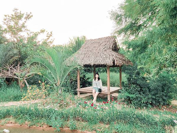 ▲花園的一隅有座小小的竹屋。（圖／歡迎光臨，東宅 Vida Cómoda）