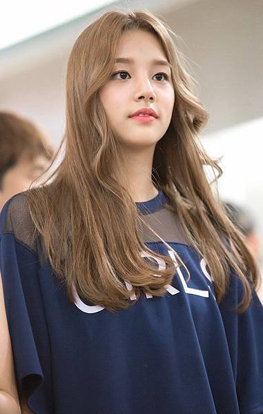 Solbin_of_LABOUM_at_fansigning_event,_12_October_2014_02