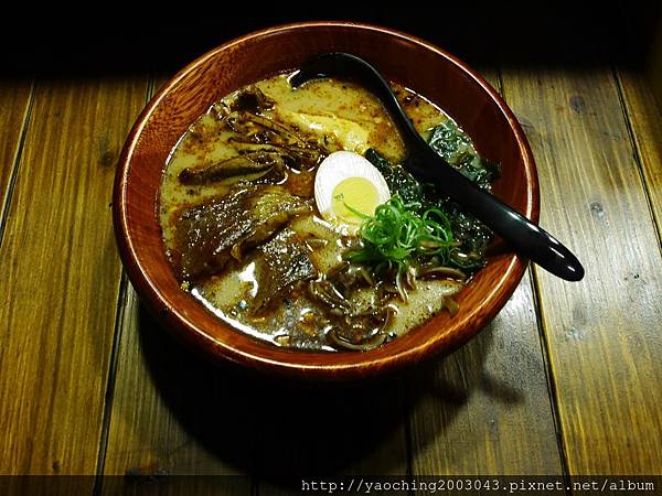 台中南屯 頑者炙燒拉麵,每晚30碗招牌拉麵特價99,愛喝湯的別忘了加湯,大墩11街深夜拉麵  台中南屯 頑者炙燒拉麵,每晚30碗招牌拉麵特價99,愛喝湯的別忘了加湯,大墩11街深夜拉麵