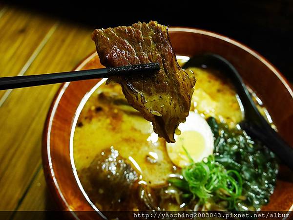 台中南屯 頑者炙燒拉麵,每晚30碗招牌拉麵特價99,愛喝湯的別忘了加湯,大墩11街深夜拉麵  台中南屯 頑者炙燒拉麵,每晚30碗招牌拉麵特價99,愛喝湯的別忘了加湯,大墩11街深夜拉麵