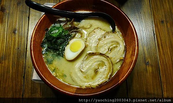 台中南屯 頑者炙燒拉麵,每晚30碗招牌拉麵特價99,愛喝湯的別忘了加湯,大墩11街深夜拉麵  台中南屯 頑者炙燒拉麵,每晚30碗招牌拉麵特價99,愛喝湯的別忘了加湯,大墩11街深夜拉麵