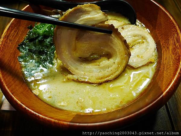 台中南屯 頑者炙燒拉麵,每晚30碗招牌拉麵特價99,愛喝湯的別忘了加湯,大墩11街深夜拉麵  台中南屯 頑者炙燒拉麵,每晚30碗招牌拉麵特價99,愛喝湯的別忘了加湯,大墩11街深夜拉麵