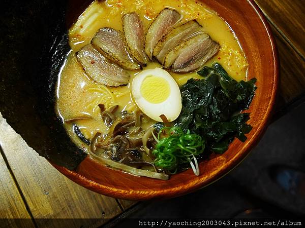 台中南屯 頑者炙燒拉麵,每晚30碗招牌拉麵特價99,愛喝湯的別忘了加湯,大墩11街深夜拉麵  台中南屯 頑者炙燒拉麵,每晚30碗招牌拉麵特價99,愛喝湯的別忘了加湯,大墩11街深夜拉麵