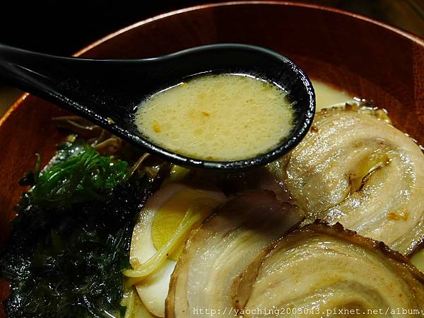 台中南屯 頑者炙燒拉麵,每晚30碗招牌拉麵特價99,愛喝湯的別忘了加湯,大墩11街深夜拉麵  台中南屯 頑者炙燒拉麵,每晚30碗招牌拉麵特價99,愛喝湯的別忘了加湯,大墩11街深夜拉麵