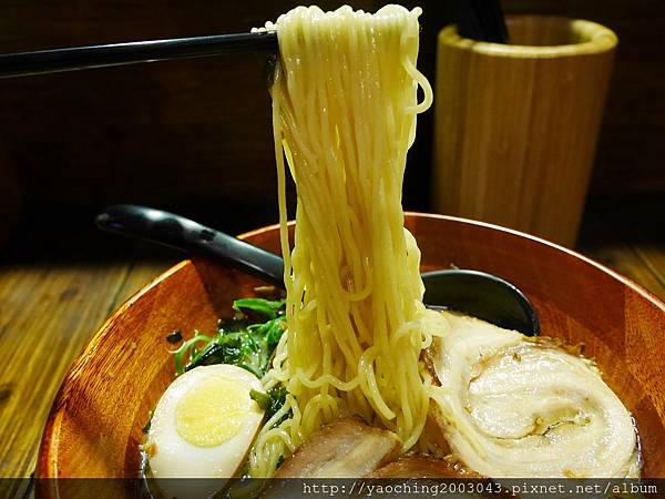 台中南屯 頑者炙燒拉麵,每晚30碗招牌拉麵特價99,愛喝湯的別忘了加湯,大墩11街深夜拉麵  台中南屯 頑者炙燒拉麵,每晚30碗招牌拉麵特價99,愛喝湯的別忘了加湯,大墩11街深夜拉麵