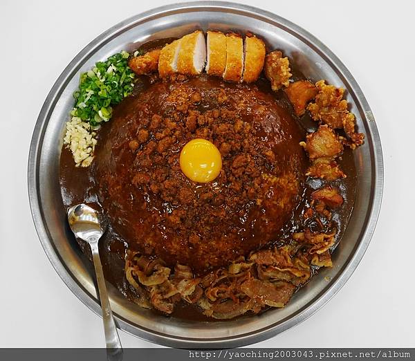 台中西屯 台灣咖哩大墩19街店，迅速竄紅全台的超MIX咖哩登陸台中，巨無霸SIZE重達2.4KG20分內完食無料