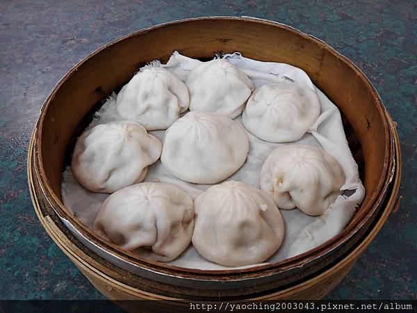 台中北屯 嚮湯包(天津湯包)湯汁撞倒湯匙了，除了湯包外鍋貼也很不錯，生意好好的老店新發現，鄰近大坑口