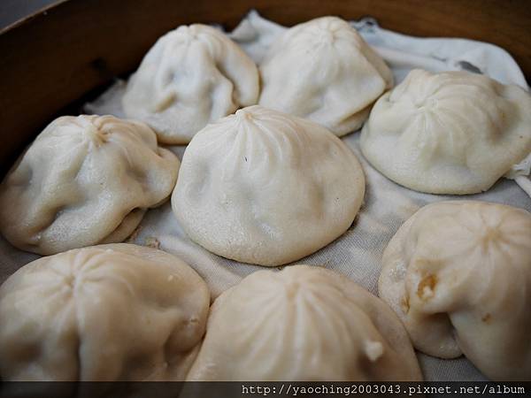 台中北屯 嚮湯包(天津湯包)湯汁撞倒湯匙了，除了湯包外鍋貼也很不錯，生意好好的老店新發現，鄰近大坑口