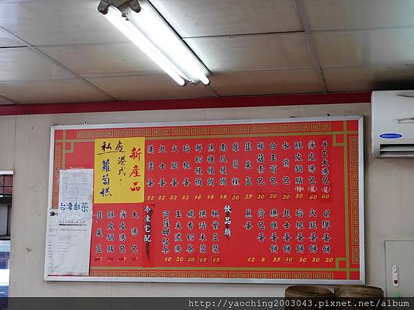 台中北屯 嚮湯包(天津湯包)湯汁撞倒湯匙了，除了湯包外鍋貼也很不錯，生意好好的老店新發現，鄰近大坑口