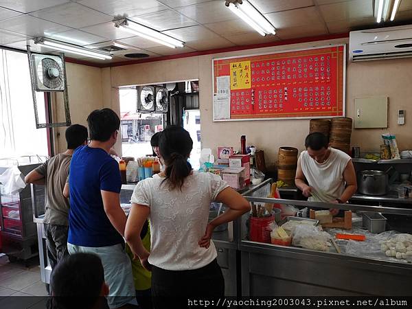 台中北屯 嚮湯包(天津湯包)湯汁撞倒湯匙了，除了湯包外鍋貼也很不錯，生意好好的老店新發現，鄰近大坑口