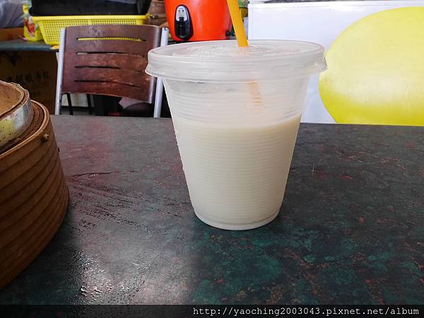 台中北屯 嚮湯包(天津湯包)湯汁撞倒湯匙了，除了湯包外鍋貼也很不錯，生意好好的老店新發現，鄰近大坑口