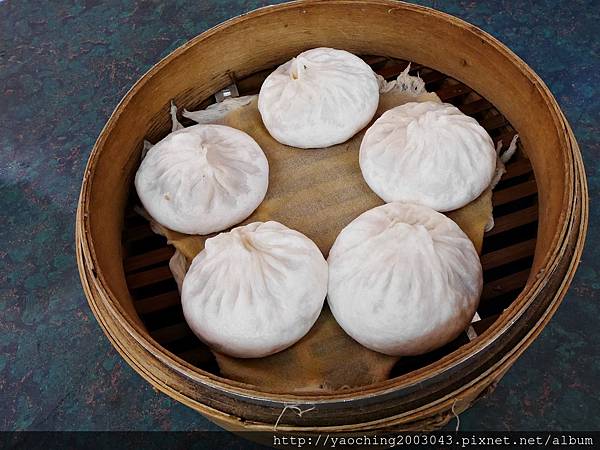 台中北屯 嚮湯包(天津湯包)湯汁撞倒湯匙了，除了湯包外鍋貼也很不錯，生意好好的老店新發現，鄰近大坑口