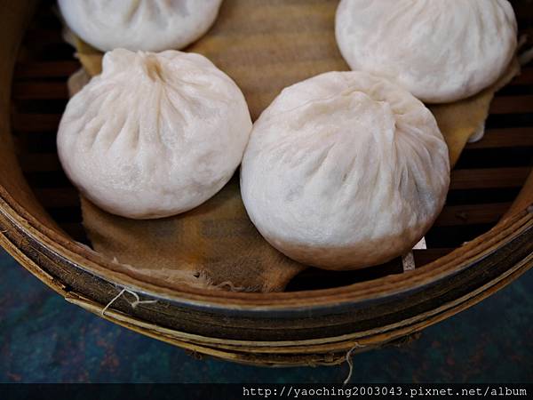 台中北屯 嚮湯包(天津湯包)湯汁撞倒湯匙了，除了湯包外鍋貼也很不錯，生意好好的老店新發現，鄰近大坑口