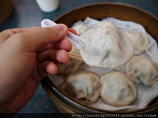 台中北屯 嚮湯包(天津湯包)湯汁撞倒湯匙了，除了湯包外鍋貼也很不錯，生意好好的老店新發現，鄰近大坑口