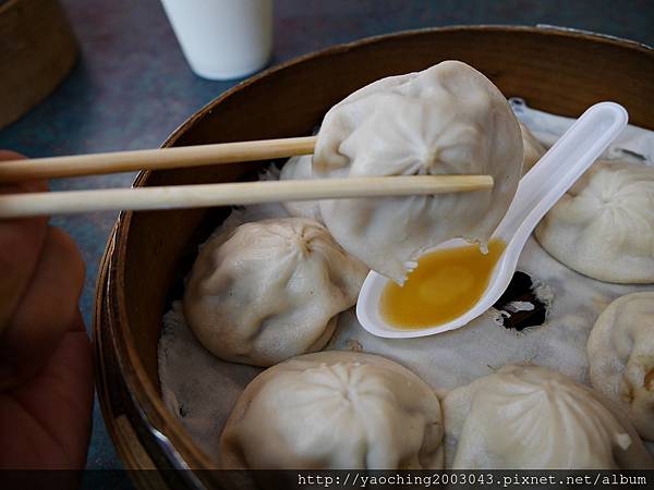 台中北屯 嚮湯包(天津湯包)湯汁撞倒湯匙了，除了湯包外鍋貼也很不錯，生意好好的老店新發現，鄰近大坑口