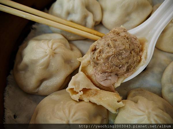台中北屯 嚮湯包(天津湯包)湯汁撞倒湯匙了，除了湯包外鍋貼也很不錯，生意好好的老店新發現，鄰近大坑口