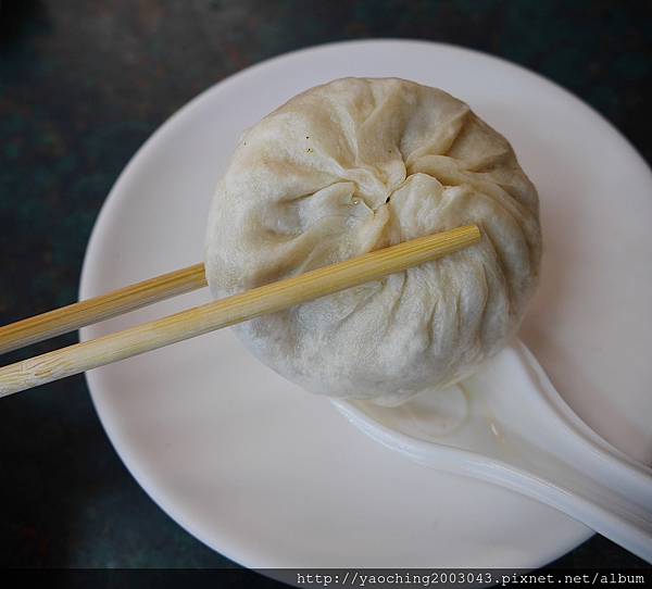 台中北屯 嚮湯包(天津湯包)湯汁撞倒湯匙了，除了湯包外鍋貼也很不錯，生意好好的老店新發現，鄰近大坑口