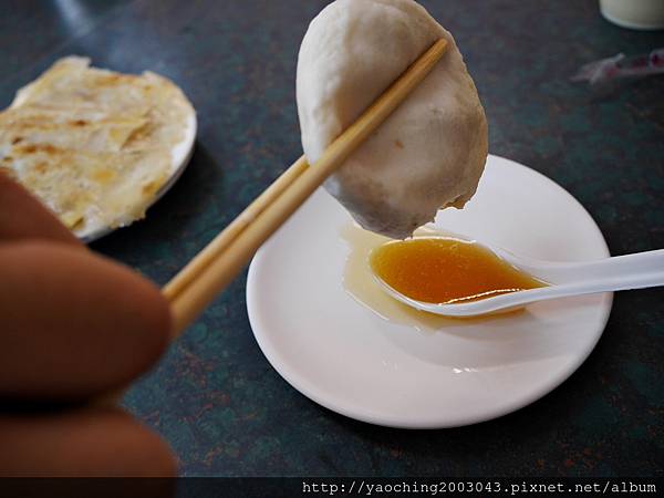 台中北屯 嚮湯包(天津湯包)湯汁撞倒湯匙了，除了湯包外鍋貼也很不錯，生意好好的老店新發現，鄰近大坑口